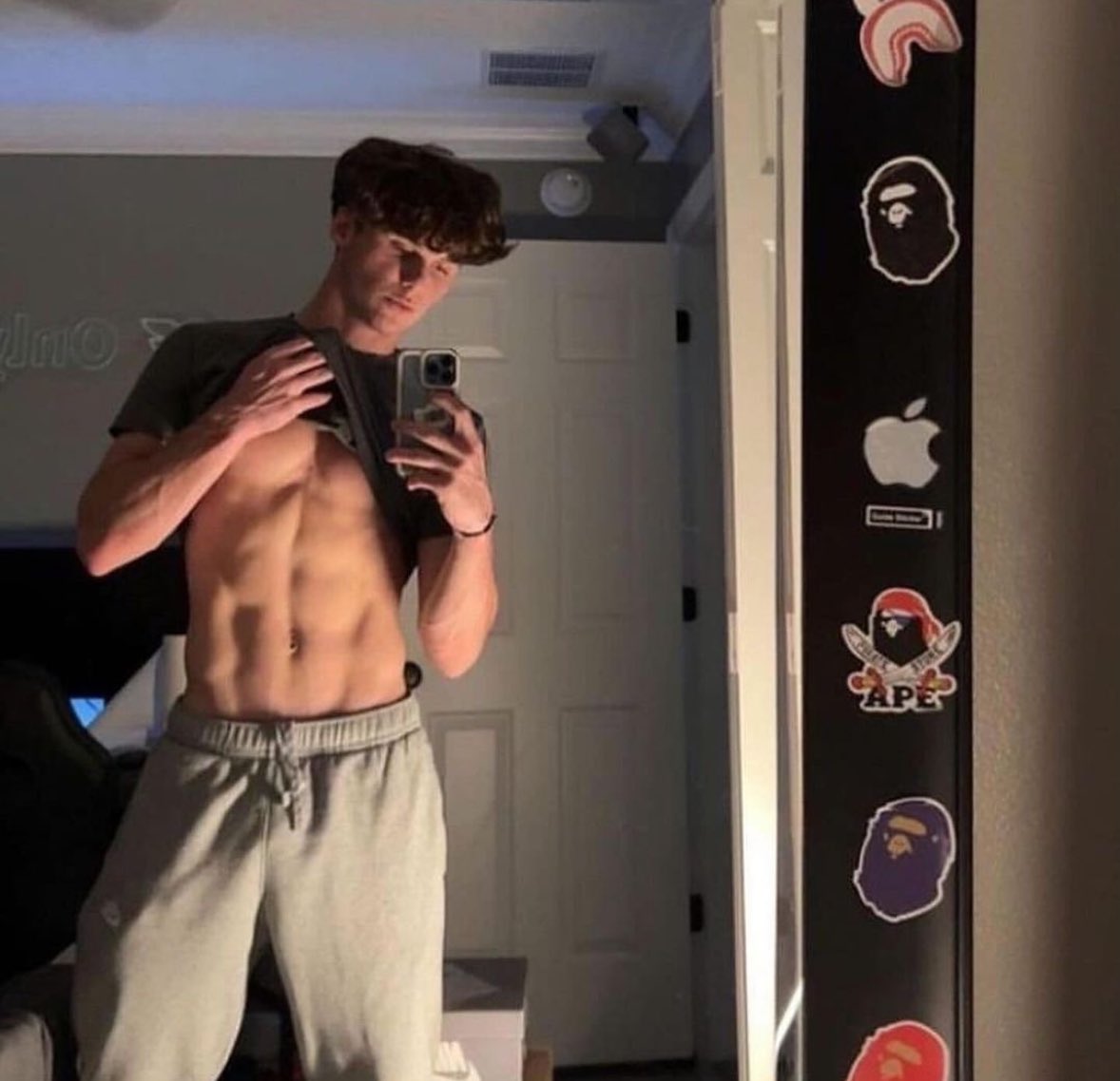 Say hi for a suprise d pic in ur dms 😌