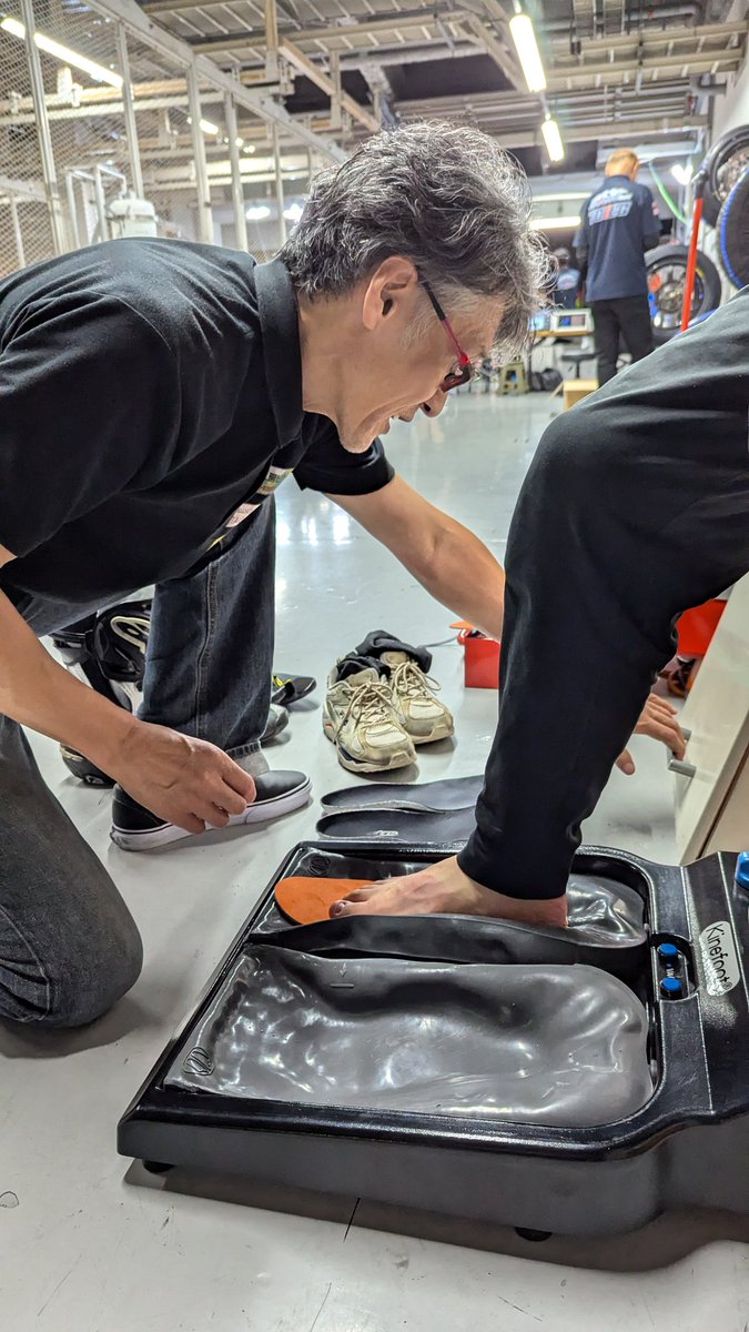ShinsyuRen's tweet photo. 60/76枚目
#kinefoot 樋口代表に、ライダー用のブーツのインソールをサポート頂きました!
これは竜也くんの足型を取っている様子
ちなみに樋口代表は、スキー業界でも有名な方です⛷️ https://t.co/qNGpLJqOVZ