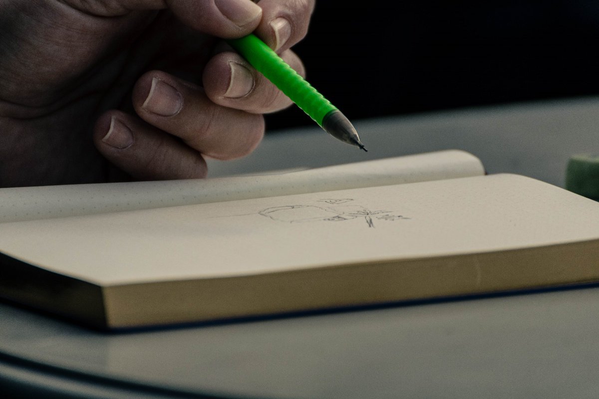 Ayer tuve el placer de conocer en persona a <a href="/luisrpadron/">Luis Ruiz</a> en los #Verdiales y ver como plasmaba su arte junto a otros compañeros de
#urbansketchers
Increible como con rapidos trazos reflejan el color y los movimientos de la Fiesta Mayor de los Verdiales.