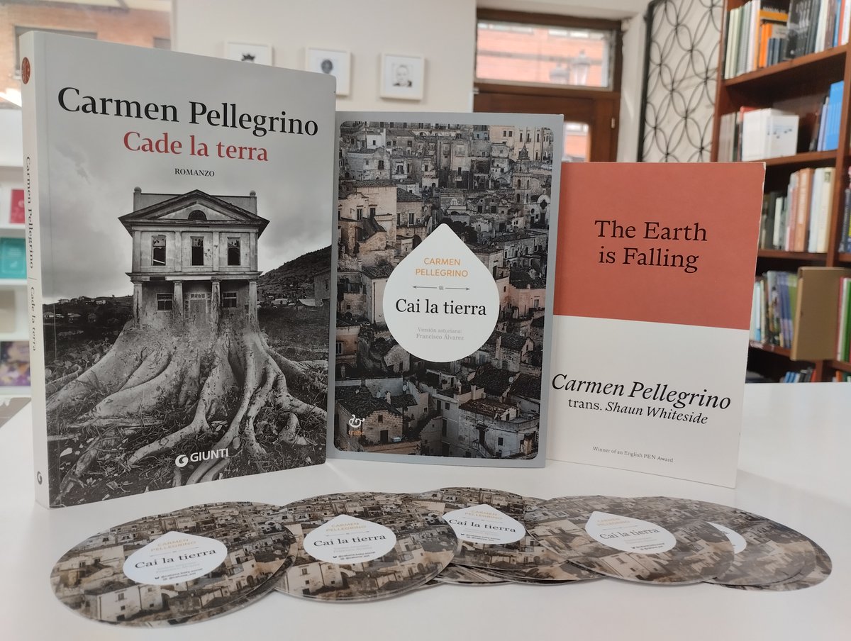 Nesta foto, acompañando a la edición italiana de 'Cade la terra' (<a href="/GiuntiEditore/">Giunti Editore</a> ), apaecen les traducciones al asturianu ('Cai la tierra' <a href="/edicionesTrabe/">edicionesTrabe</a> ) y al inglés ('The Earth Is Falling' <a href="/prototypepubs/">prototype</a> ).La novela de Carmen Pellegrino viaxa pel mundu, abríi les sos páxines.