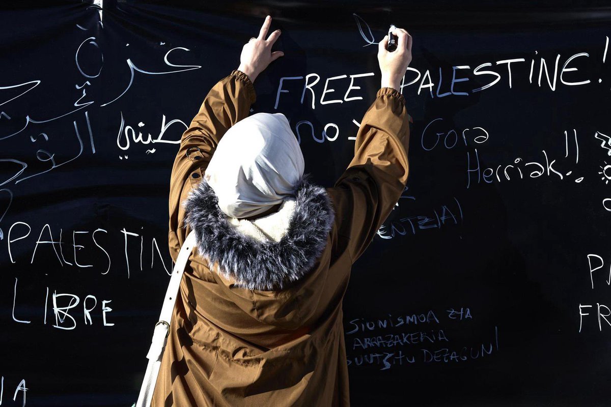 16 urtetik beherako 18.072 haur erail ditu dagoeneko Israelek Gazan. Eta 30 orduz haien izen-abizenak eta adina ari gara irakurtzen kolektiboki Iruñean Nafarroako BDZ eta Yalaren eskutik. Justizia, askatasuna eta bakea Palestinarentzat eta munduko herri guztientzat!