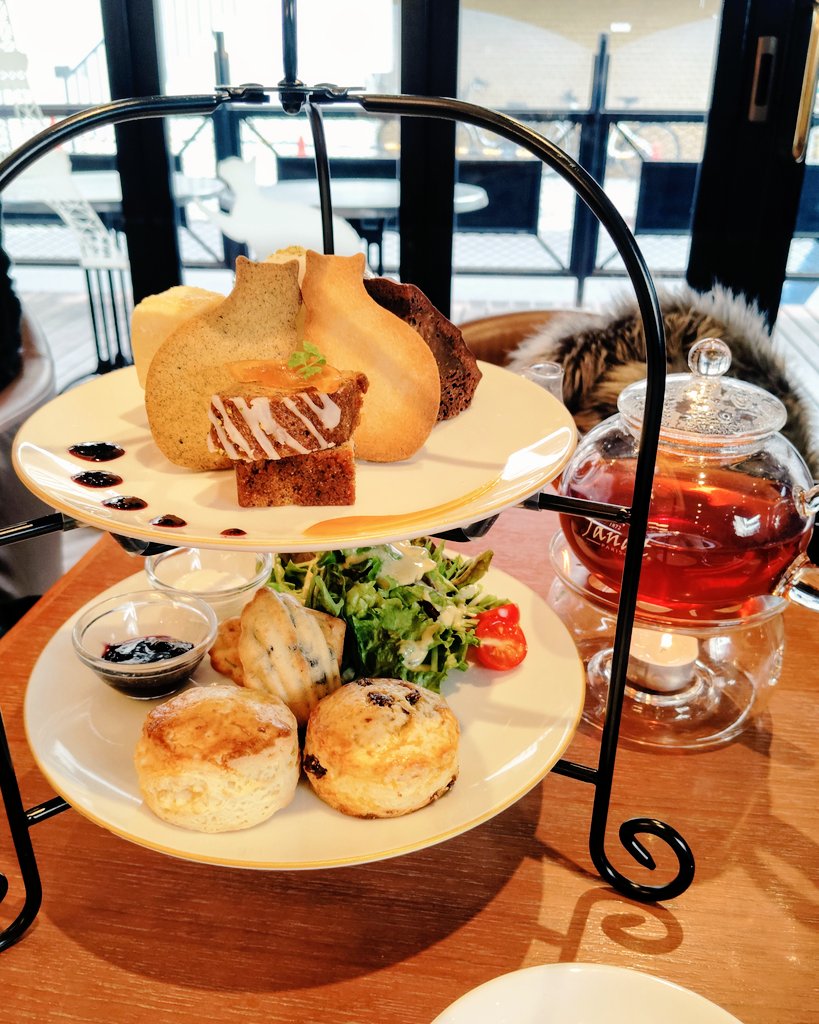 #ソロアフタヌーンティー で評判の良いサロン ド テ ジャンナッツ （JANAT）＠表参道、先日行ってきました〜平日限定、完全予約制😼店員さんもお店の雰囲気も温かく優しく、癒されながら楽しめましたしボリューム丁度良かった◎写真だと隠れちゃってるけどマスカルポーネのソルベが超美味🍨