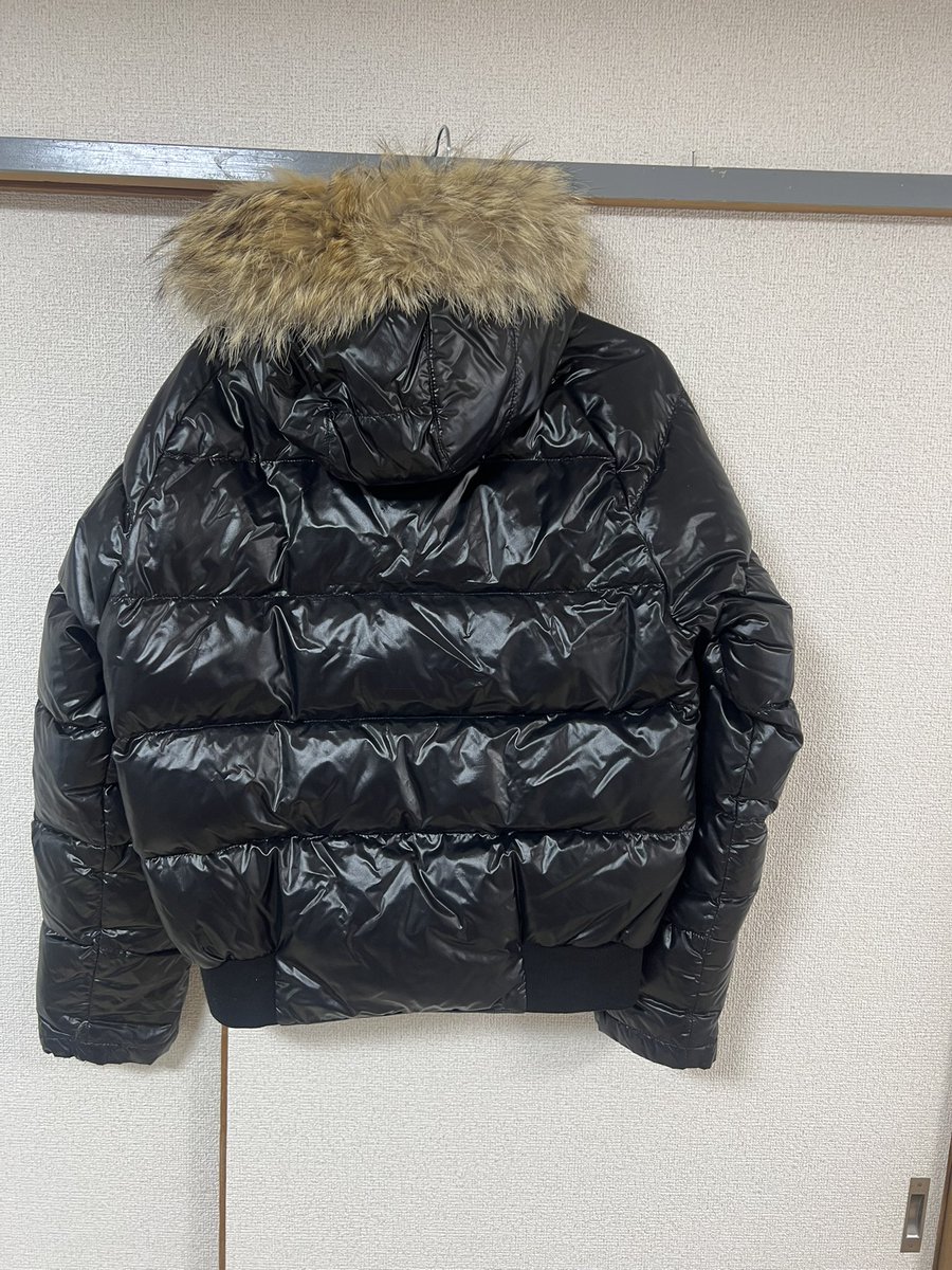 ttt_HAWK's tweet photo. 確実正規品　BEAGLE大宮店購入　モンクレール　ブルガリ　サイズ1 シャイニーブラック　売ります

廃盤でもう2度と販売されない希少モデルです。今のモンクレールよりダウン、ファーの素材がよく暖かいです。

手元に12万で考えております。

付属品ないですが美品です。

モンクレール　売ります https://t.co/woNFCInLKf