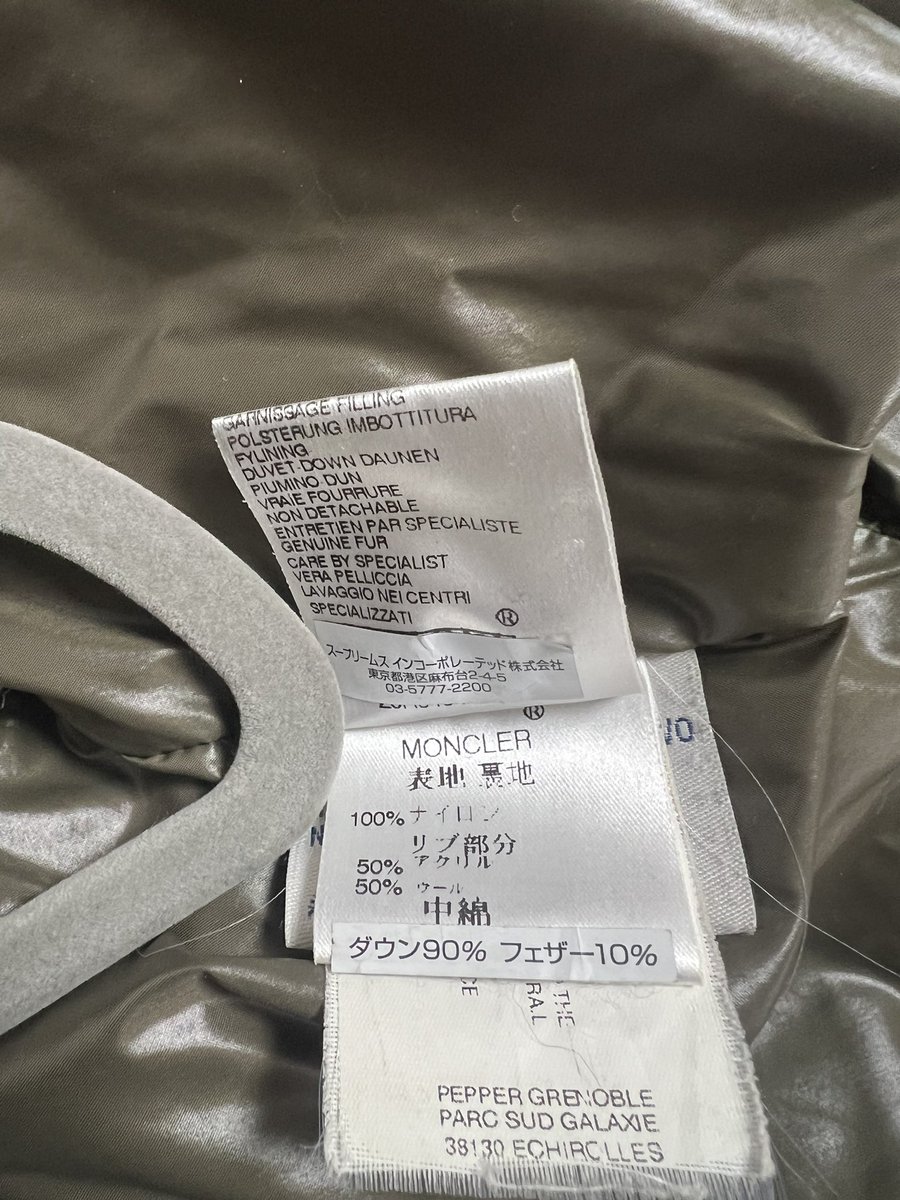 ttt_HAWK's tweet photo. 確実正規品　BEAGLE大宮店購入　モンクレール　ブルガリ　サイズ1 シャイニーブラック　売ります

廃盤でもう2度と販売されない希少モデルです。今のモンクレールよりダウン、ファーの素材がよく暖かいです。

手元に12万で考えております。

付属品ないですが美品です。

モンクレール　売ります https://t.co/woNFCInLKf