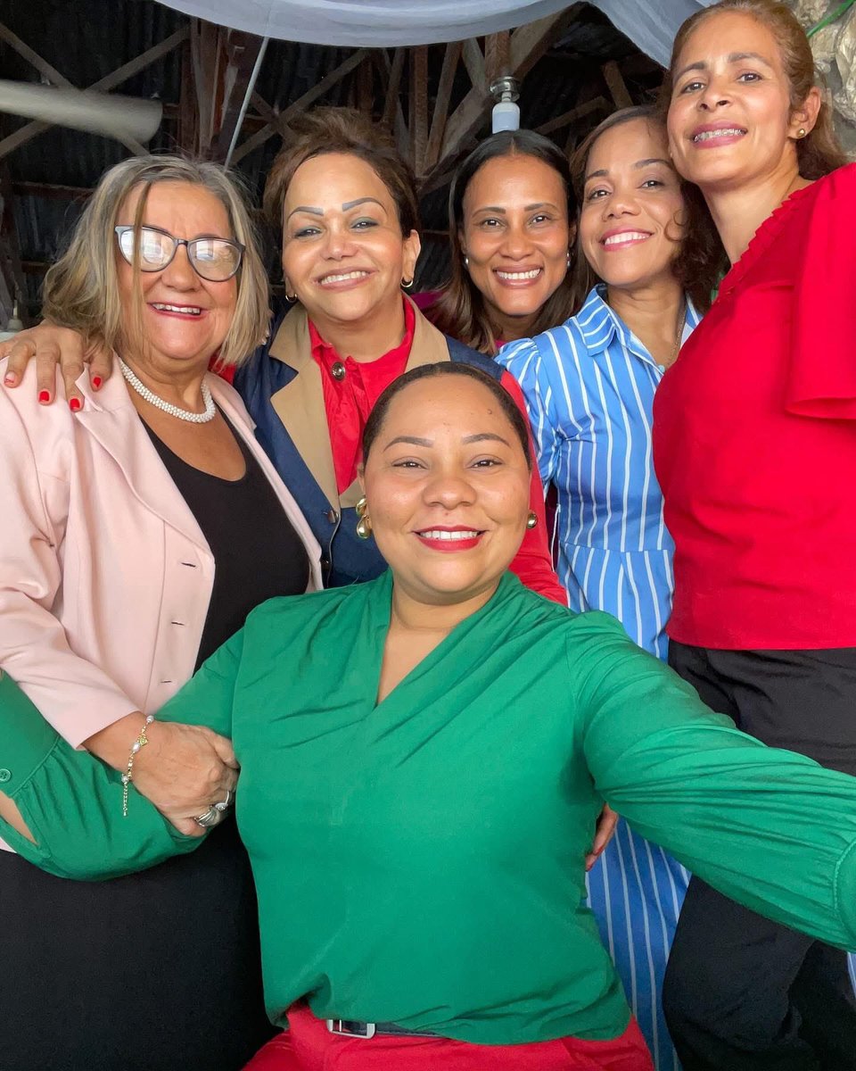anitabritogil's tweet photo. Almuerzo de mujeres! Dirigentes de la FuerzaDelPueblo.
#AzuaRD
#FuerzaDelPueblo
#MujeresDirigentesFP @LeonelFernandez @henry_meran @radhamesjimenez @AngieBrooks27 @@RamirezSiano @OmarLFernandez @keylaReyna04 @Antonio0Medina https://t.co/aCLtnxnGgM