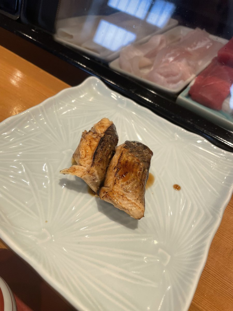 L4ttte's tweet photo. 鮨って美味いよなー
特に右の焼き穴子はここでしか味わえない超絶の逸品。帰省はここの鮨食う為！
 #函館大寿司 https://t.co/JVHlDrFrd8
