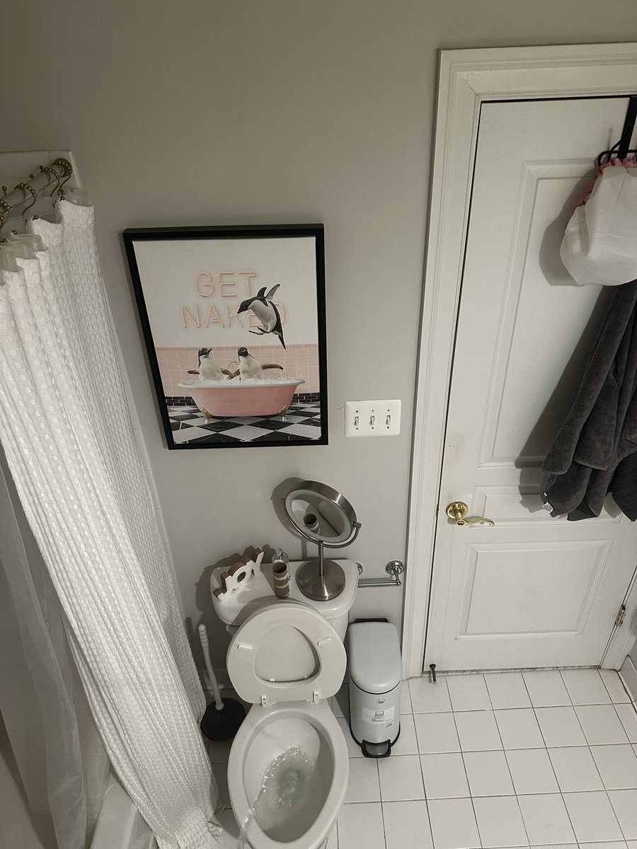 Winkadoo96's tweet photo. Frommmm deep! (Iโm on the sink counter.) #sorryrich https://t.co/gDcEHfF6dG