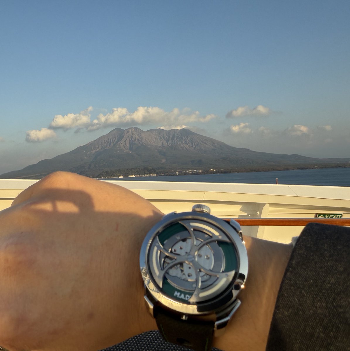 Watch_ship5524's tweet photo. お疲れ様です！

天候に恵まれ桜島をしっかりと眺めることができました🥰✨

M.A.D.1とパシャリです📸

#mbandf
#mad1green
#madeditions https://t.co/02FmUP8xHi