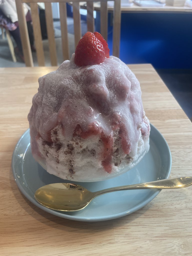 inoutfoodhouse's tweet photo. いちご大福🍓🍧
あずきみるく
いちごシロップ
おもちシロップ
いちご果肉
生クリーム
今日12/29で閉店
12:30頃には列並び終了かな
#いちご
#strawberry
#かき氷
#shavedice
#cafegoodday
#cafegood_day https://t.co/yemCrbXBMg