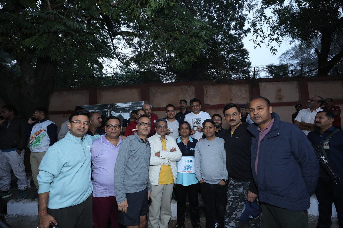 sanghaviharsh's tweet photo. Started the day on a refreshing note! 
Met citizens of my constituency at a local tea stall early this morning.

#ConstituencyConnect #TeaStallTalks https://t.co/uCKL21R7pH