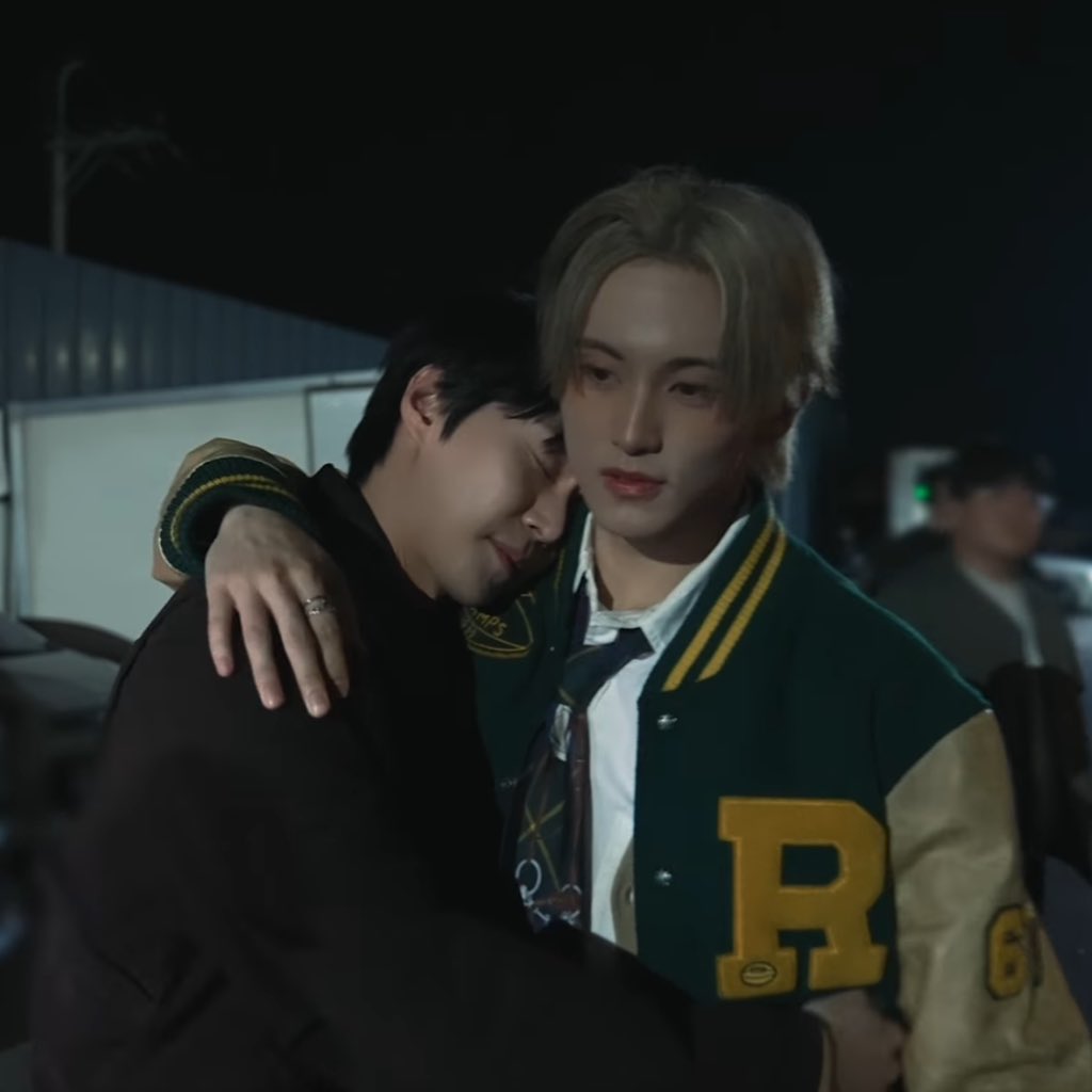 연하 응원하러 왔는데 보고 싶었어서 지가 더 앵기는 연상 무드 빡친다....
오늘도 늦게 끝나요 ㅠ 먼저 자용 하고 애옹애옹거렸을 뿐인데 달려와서 안기고 홧띵홧띵 해주는 토끼같은 마누라 어케 내팽개침