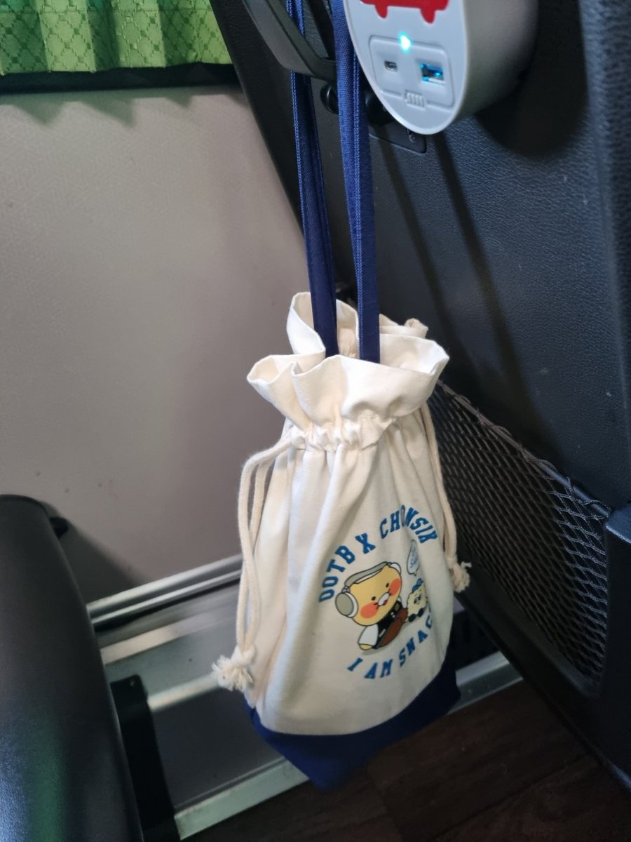 혹시 오늘
이창섭 수원콘서트 오시는 멜로디님 중
7770번 버스 중간자리쯤 타고 오셨는데
멜봉파우치 놓고 내리신 분 계시면 연락주세요!!!!! #RT 부탁드려요

#이창섭 #콘서트 #멜봉 #멜로디