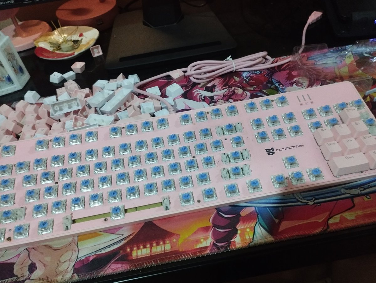 gf keyboard started typing ew when pressing e and as when pressing s 
Timetotryforalongtimetofixstuff