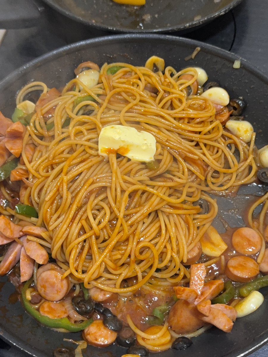 나폴리탄은
케챱 3 우스터소스1 스리라차나 핫소스 조금 넣고
마지막에 버터 넣어서 달달 볶으면 정말 맛있어요