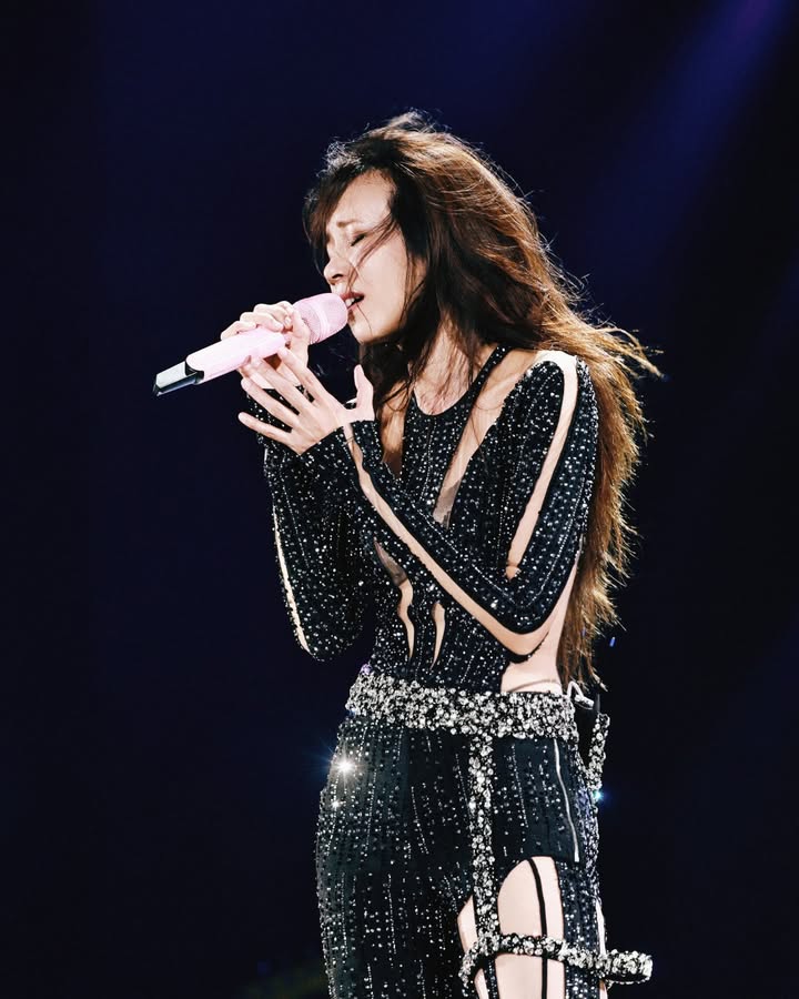 sennheiserjapan's tweet image. 私たちは、Cantoおよび #Mandopop のディーヴァである莫文蔚（Karen Mok）さんの2024年中国ツアー「The Big Big Show」を、彼女専用にカスタマイズされた #SKM6000 と #MD9235 カプセルを通じてサポートいたしました。

#SKM6000