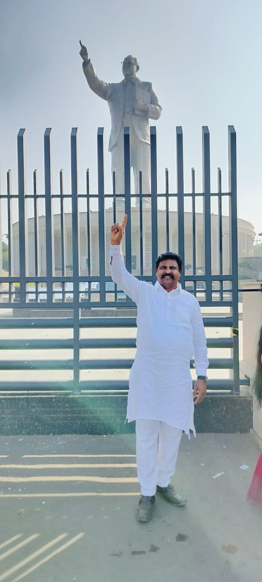 జై భీమ్ ✊
ఈరోజు  29/12/2024
52ఆదివారాల జ్ఞానమాల కార్యక్రమం లో 
భాగంగా  
✊డాక్టర్ బాబా సాహెబ్ అంబేద్కర్ గారి 🌹🙏
విగ్రహానికి పూలమాల వేసి 36 వ జ్ఞానమాల కార్యక్రమం 
బ్లూ వారియర్స్ రాష్ట్ర అధ్యక్షులు 
సంధ్య పోగు రాజశేఖర్ గారి 👈
ఆధ్వర్యంలో జరిగింది  ట్యాంక్ బాండ్ వద్ద హైదరాబాద్