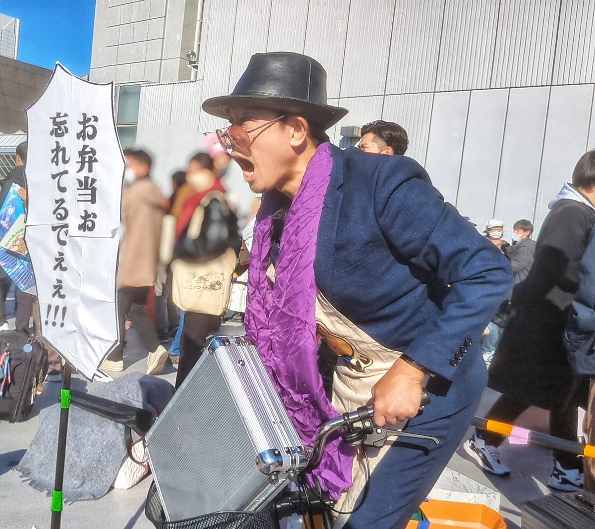 yamato1891's tweet photo. cosplay / コスプレ
極主夫道

お弁当ぉ
忘れてるでぇぇ！！！！！！

#C105
#C105コスプレ
#C105_cos https://t.co/IJBYBzorNy