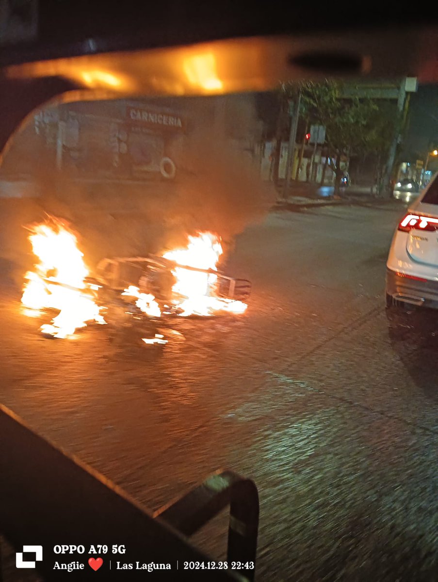 ChismitoJarocho's tweet photo. #ChismitoJarocho 🚨 ALERTA 🚨📸🎥 10:38 pm #ReporteVial Motocicleta incendiándose em J. B. Lobos sentido al aeropuerto a la altura del #FirstCash. @AyuntamientoVer @patricialobeira #VeracruzCiudadYPuerto #PaTiPaTodos #VeracruzPuerto #Jarochos #Veracruz2024 @vialver https://t.co/O1huXLPnqj