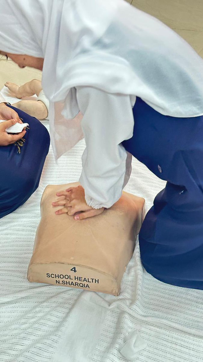 نفذت ممرضة الصحة المدرسية ورشة تدريبية  لطالبات الصف الحادي عشر عن الإنعاش القلبي الرئوي، لتعزيز وعيهن ومهاراتهن في التعامل مع الحالات الطارئة. خطوة نحو مجتمع مدرسي أكثر أمانًا.”