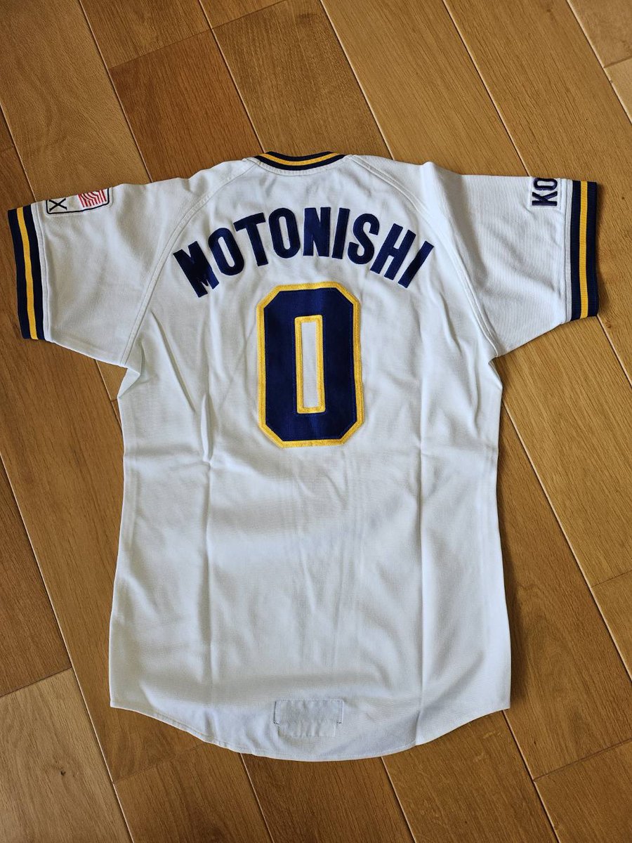 samurai_blades's tweet photo. ＼プレゼント情報🎁🎁／

本西監督からのプレゼントの詳細を発表‼️

なんと、オリックス・ブルーウェーブのホーム&amp;アウェーユニフォームが2名様に当たります🔥

レプリカではなく、当時のユニフォームの未使用品です✨✨

フォーローとリポストで、応募可能です✅

#士別サムライブレイズ https://t.co/dot7sUeZGz