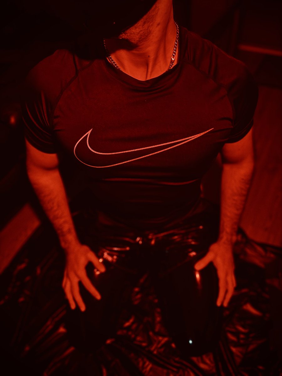 運動後穿上膠衣特別舒服…感覺就像有人在抱著你一樣 🖤🤖~~ 

#latex #rubber #latexplay #白襪 #膠衣