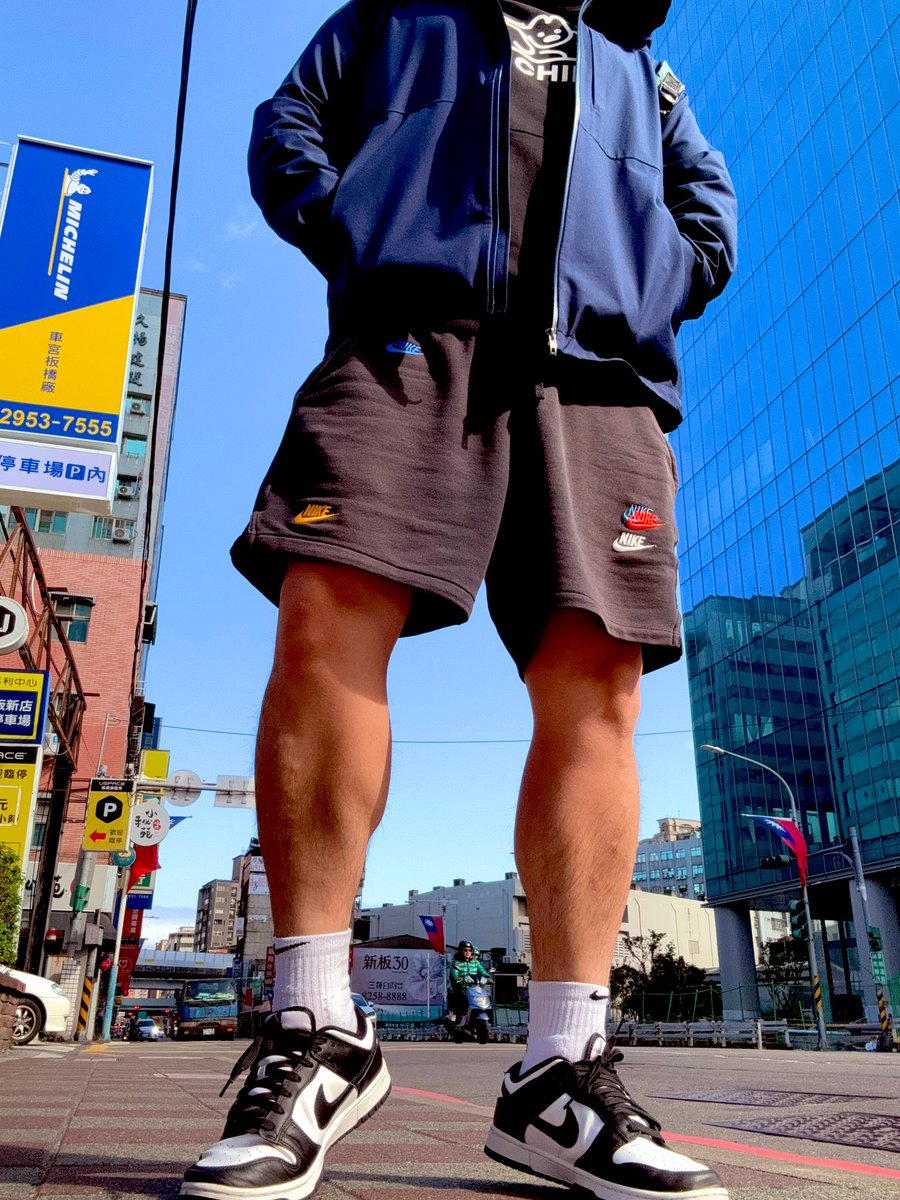 陽光多燦爛
可我的長褲行駛的緩慢😎😎

友人表示，這種天氣會穿這樣都是男同志？
但還有勇壯的高中生⋯⋯是吧

#慾望難躲閃
#倒數第一個星期日
#職場八卦火鍋會