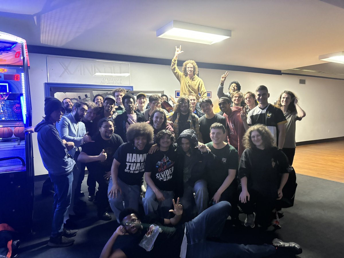 Festive (@festivevitsef) on Twitter photo 