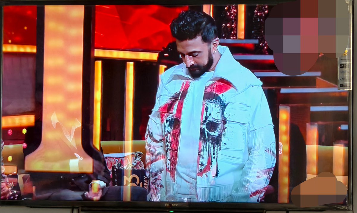 _ViaHeart_'s tweet photo. @KicchaSudeep Hi 
@KicchaSudeep
 sir - just saw your big boss promo - can you please tell me from where you bought this amazing jacket 😍 please do reply 
Love #MaxTheMovie #KicchaSudeep https://t.co/GJTcTJUBBV