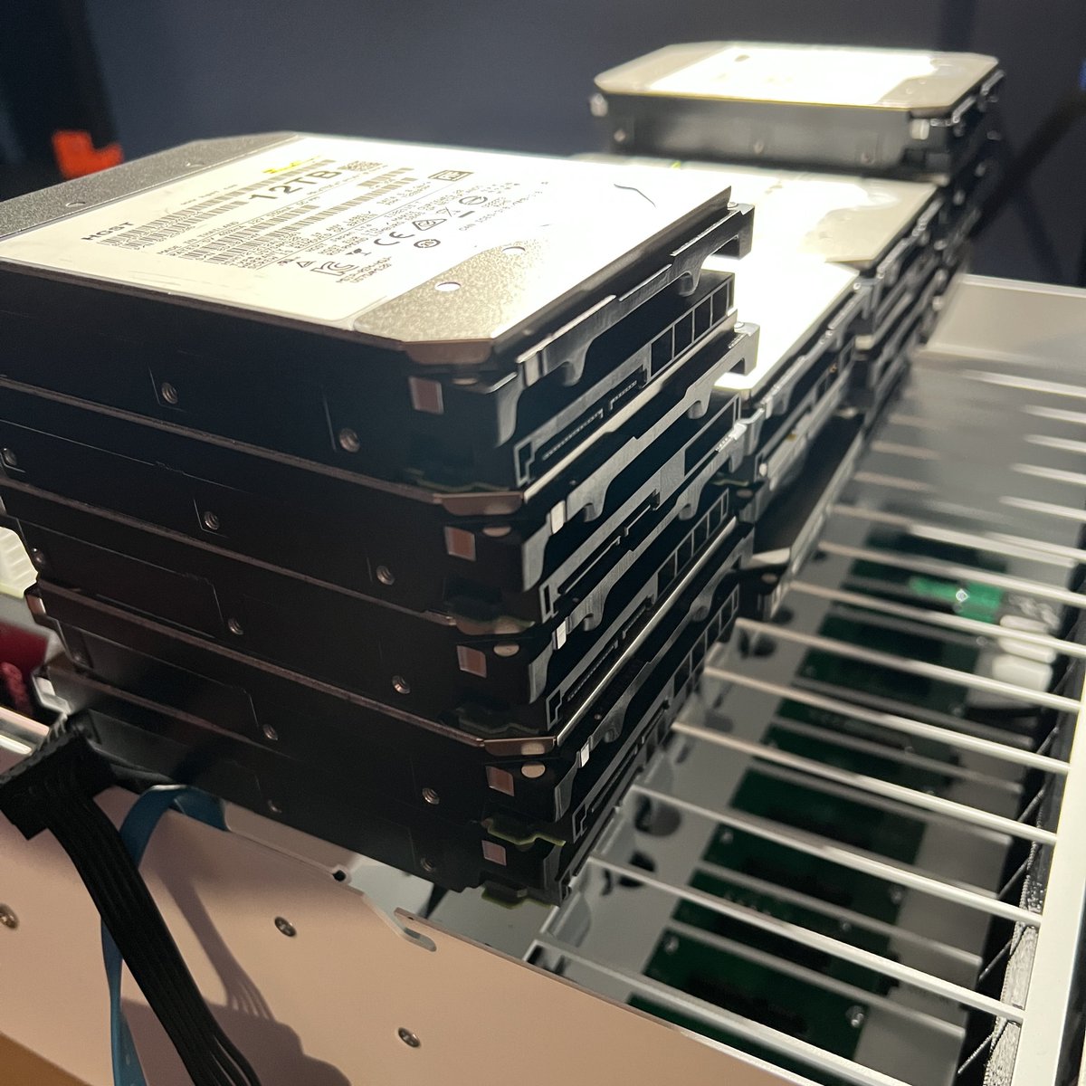 DustinFinn's tweet photo. Ten 12TB drives and five 14TB drives in a repurposed #Intel 10th gen i9 with 18c/32t and 192GB of RAM. 

Two specific pools of 80TB and 50TB all in a #45drives #HL15 build.

 #TrueNASScale for the storage management. @TrueNAS https://t.co/1sn2ZkXP0B