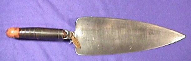 heikihenken's tweet photo. 1873年式スコップ銃剣 19世紀のアメリカ軍は考えた。「歩兵は塹壕を掘るんだから、銃剣とスコップを一緒にすればいいじゃない」。採用されたはいいものの、塹壕を掘るために片手サイズのスコップはあまりに小さくてすぐ廃止された。 https://t.co/TivlXERqul