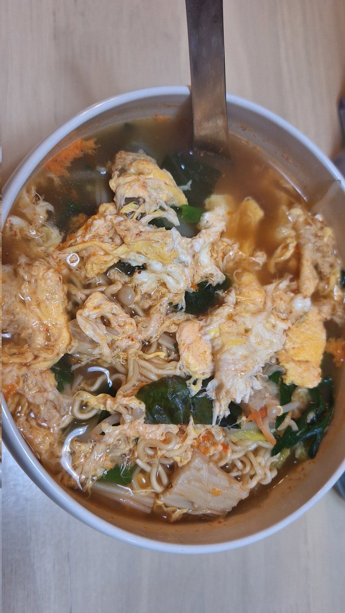 TaberuLike's tweet photo. 2024年12月02日
朝:#バナナ　#トマトジュース
昼:#中華バイキ���グ
夜:#辛いラーメン https://t.co/7RlOR4heVR
