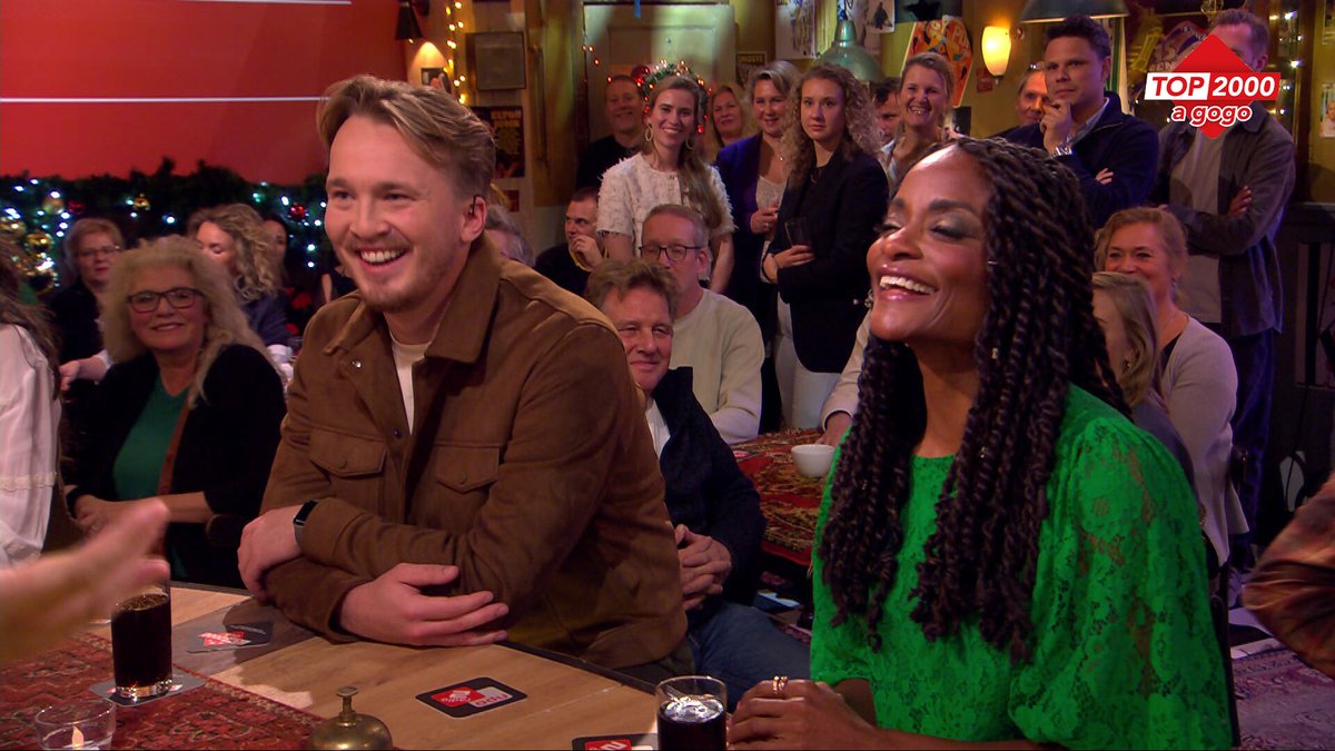 Vanavond in de Top 2000 a gogo!

Reportage over de Fun Lovin Criminals en zangeres Oleta Adams. Roxane van Iperen over het lied While my guitar gently weeps. Muzikanten Izaline Calister en Snelle spelen de quiz!

22:00 uur op NPO 1