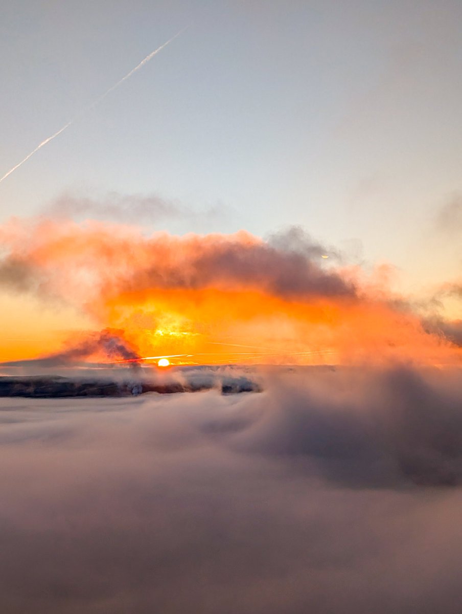 When the sun came up above the sea of clouds yesterday morning and made me smile 😊 

#PeakDistrict