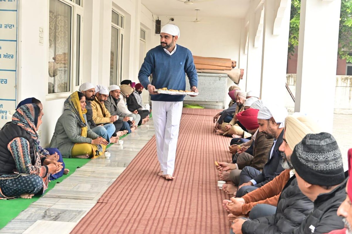 BathindaPolice's tweet photo. ਫੋਰਸ ਦੀ ਤੰਦਰੁਸਤੀ ਅਤੇ ਸਰਬੱਤ ਦੇ ਭਲੇ ਲਈ ਬਠਿੰਡਾ ਪੁਲਿਸ ਨੇ ਪੁਲਿਸ ਲਾਈਨ, ਬਠਿੰਡਾ ਵਿਖੇ ਸ਼੍ਰੀ ਅਖੰਡ ਪਾਠ ਸਾਹਿਬ ਦਾ ਪ੍ਰਕਾਸ਼ ਕਰਵਾਇਆ। ਇਸ ਮੌਕੇ ਤੇ ਡੀ.ਆਈ.ਜੀ ਬਠਿੰਡਾ ਰੇਂਜ, ਐੱਸ.ਐੱਸ.ਪੀ ਬਠਿੰਡਾ ਅਤੇ ਸਮੂਹ ਗਜਟਿਡ ਅਧਿਕਾਰੀਆਂ, ਸਟਾਫ ਮੈਂਬਰ ਹਾਜ਼ਰ ਸਨ। https://t.co/ekWnqw89mp