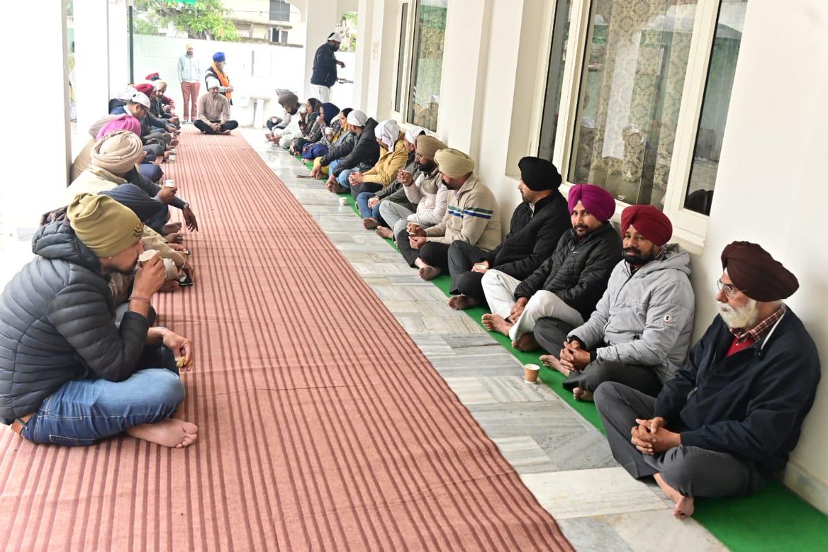 BathindaPolice's tweet photo. ਫੋਰਸ ਦੀ ਤੰਦਰੁਸਤੀ ਅਤੇ ਸਰਬੱਤ ਦੇ ਭਲੇ ਲਈ ਬਠਿੰਡਾ ਪੁਲਿਸ ਨੇ ਪੁਲਿਸ ਲਾਈਨ, ਬਠਿੰਡਾ ਵਿਖੇ ਸ਼੍ਰੀ ਅਖੰਡ ਪਾਠ ਸਾਹਿਬ ਦਾ ਪ੍ਰਕਾਸ਼ ਕਰਵਾਇਆ। ਇਸ ਮੌਕੇ ਤੇ ਡੀ.ਆਈ.ਜੀ ਬਠਿੰਡਾ ਰੇਂਜ, ਐੱਸ.ਐੱਸ.ਪੀ ਬਠਿੰਡਾ ਅਤੇ ਸਮੂਹ ਗਜਟਿਡ ਅਧਿਕਾਰੀਆਂ, ਸਟਾਫ ਮੈਂਬਰ ਹਾਜ਼ਰ ਸਨ। https://t.co/ekWnqw89mp