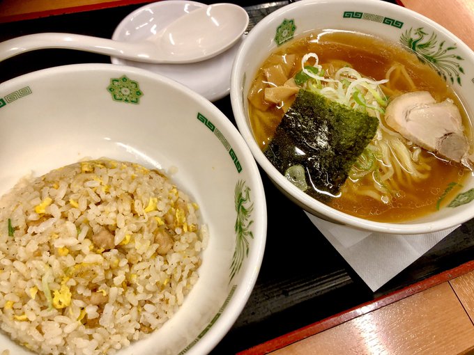 日高屋で半チャーハン半ラメーン レモンハイ 
