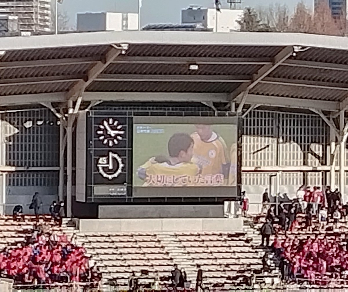 avispapan123's tweet photo. 初の高校サッカー⚽️観戦、1回戦の札幌大谷(北海道)×寒川（香川）戦を観に柏の葉競技場（千葉県柏市）にいるのですが、映像装置、画面小さいな、、、 https://t.co/wpfZH1qVjY