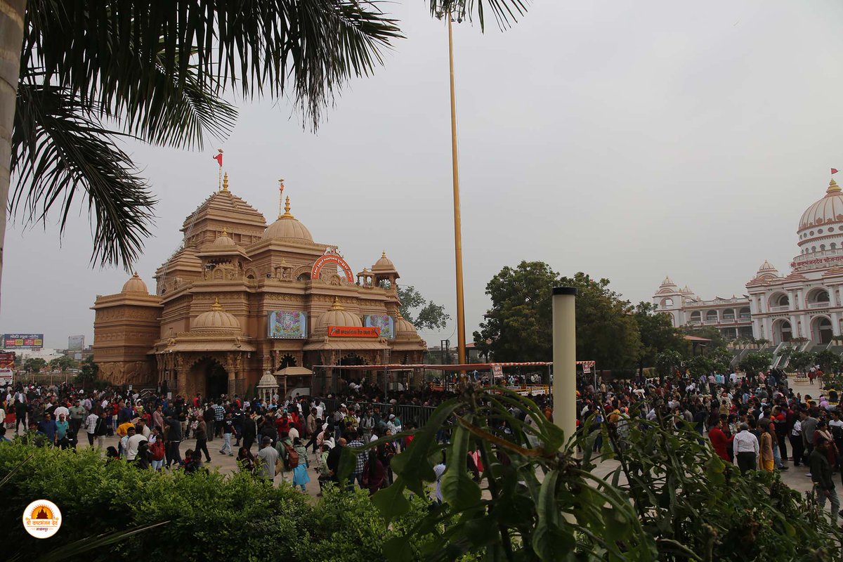 kashtbhanjandev's tweet photo. Darshan : 29-12-2024
પવિત્ર ધનુર્માસ-રવિવારે શ્રીકષ્ટભંજનદેવ હનુમાનજીદાદાને રંગબેરંગી સેવંતીના ફુલોનો શણગાર ધરાવવામાં આવ્યો
Hello Devotees
Jai Shri swaminarayanv Shri kashtbhanjandev hanumanji Maharaj Salangpur dham. https://t.co/tteV5KhUvC
#swaminarayan #sevanti #flowers https://t.co/vyYirjZrFX