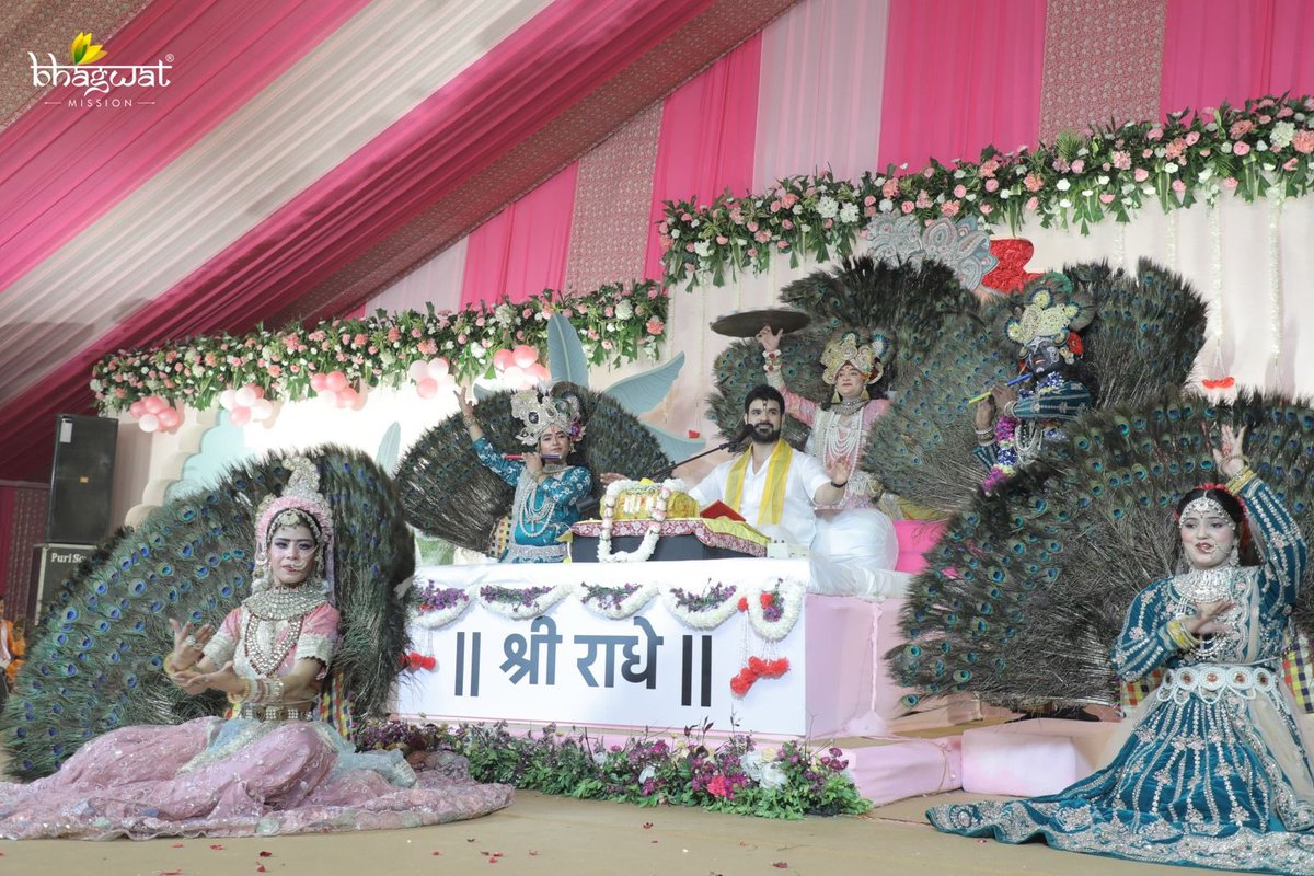 gauravkrishnag's tweet photo. Capturing beautiful moments of this divine journey and a very memorable ongoing  #BhagwatKatha. Each moment a blessing and each story a gift of glory! 
#ShriRadhe
#KunjbihariShriHaridas
#ShrimadBhagwatKatha
#Ahmedabad
#SpiritualJourney
#MomentsofJoy https://t.co/sqCgzpOCsi