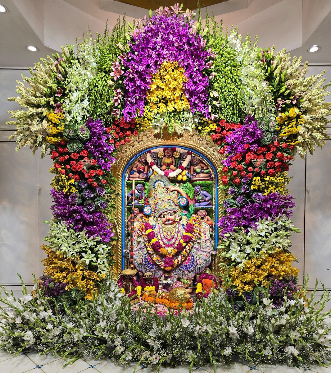 kashtbhanjandev's tweet photo. Darshan : 29-12-2024
પવિત્ર ધનુર્માસ-રવિવારે શ્રીકષ્ટભંજનદેવ હનુમાનજીદાદાને રંગબેરંગી સેવંતીના ફુલોનો શણગાર ધરાવવામાં આવ્યો
Hello Devotees
Jai Shri swaminarayanv Shri kashtbhanjandev hanumanji Maharaj Salangpur dham. https://t.co/tteV5KhUvC
#swaminarayan #sevanti #flowers https://t.co/bKmd4cy0cl