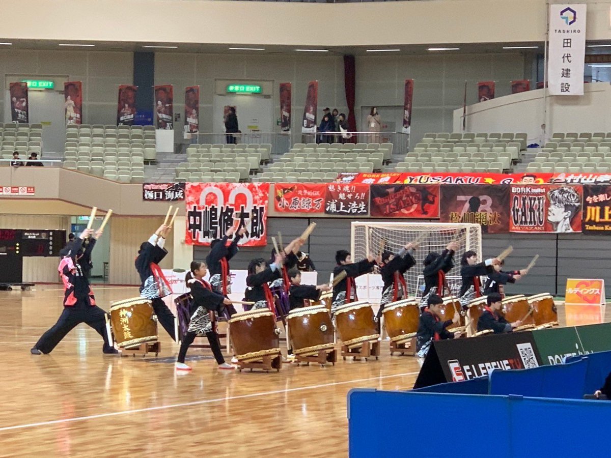 Mionosuke255255's tweet photo. ボルクバレット北九州(フットサル)の大会でアトラクション演奏🥁🌈
あしつば太鼓クラブの生徒達、めっちゃ頑張りました‼️ https://t.co/X58v1bTcFw