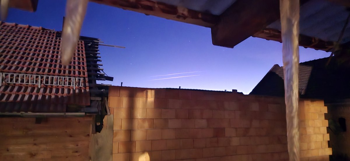 Die einzigen beiden Wolken über #NewJersey lol, nein, aber über Erfurt. #Aliens Heute morgen 7 Uhr aufgenommen. Sieht aber komisch aus. Wäre villt. Was für #Lpindie

Die wolken sind von jetzt auf gleich aufgetaucht.