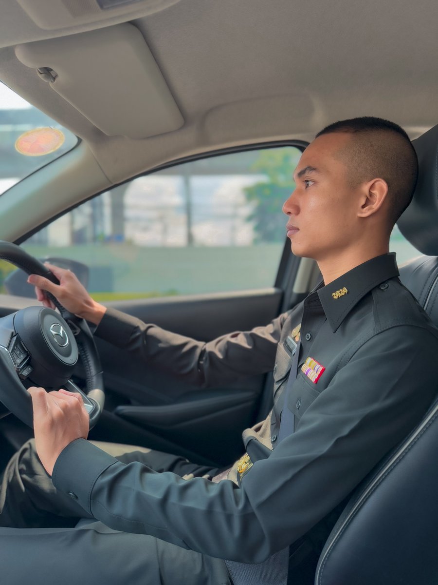 ปีใหม่ เดินทางปลอดภัยนะครับ. 🙏🏻🩷

#เป็นยามที่เหมือนทหารนิดหน่อย 💂🏽