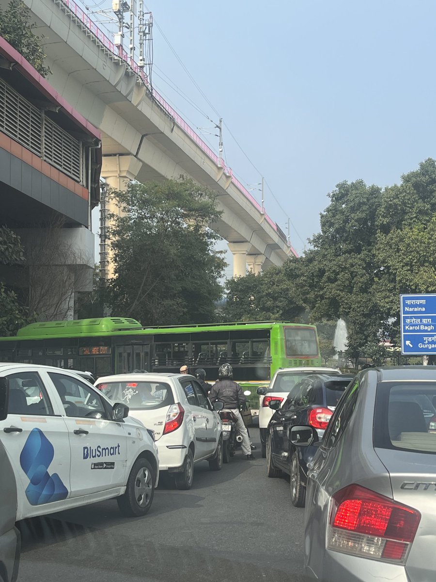 samarth_sikka's tweet photo. ⁦@dtptraffic⁩ blocked Dhaulakua without any prior info due to VIPs travel. Anyone who has a flight to catch or medical emergency will surely miss. Avoid this route till 12 pm https://t.co/rNphnmPYMw