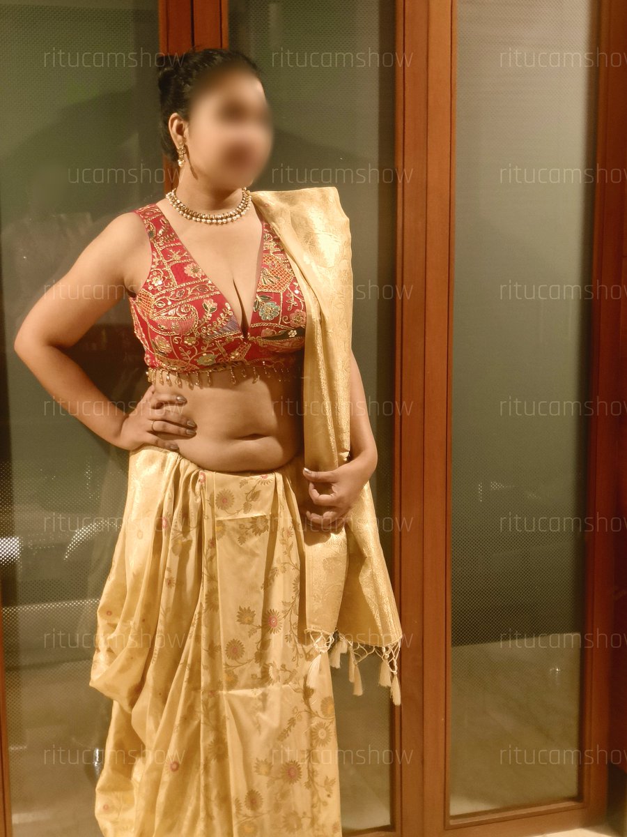 Ritucamshow's tweet photo. I don't like to wear Heavy saree along with heavy jewellery. It's a glimpse of mine from the family function (Cousin engagement) https://t.co/JNn2c1KS9N