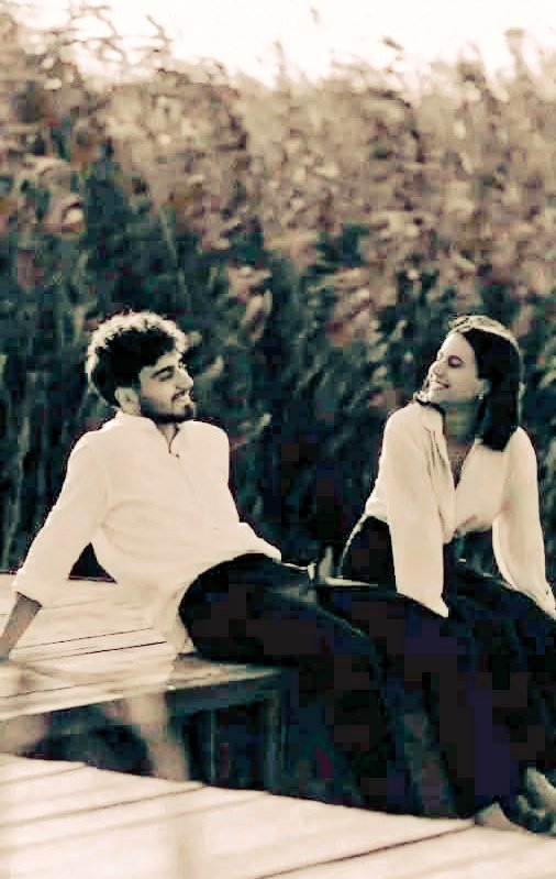 محبت اس سے کریں___!!!
جو آپ کی شرارتوں پر ہنس سکے
آپ کے پاگل پن میں شریک رہے
دسمبر کی یخ بستہ شاموں میں 
آپ کے ساتھ دریا میں پاؤں رکھ کر بیٹھ سکے 
جس کے سامنے آپ کے اندر کا بچہ 
کھل کر شرارت کر سکے
اور جو آپکی آنکھ میں آنسو دیکھ کے 
بنا آپکے بولے دکھ محسوس کرلے 
اور آپکی آنکھ کا