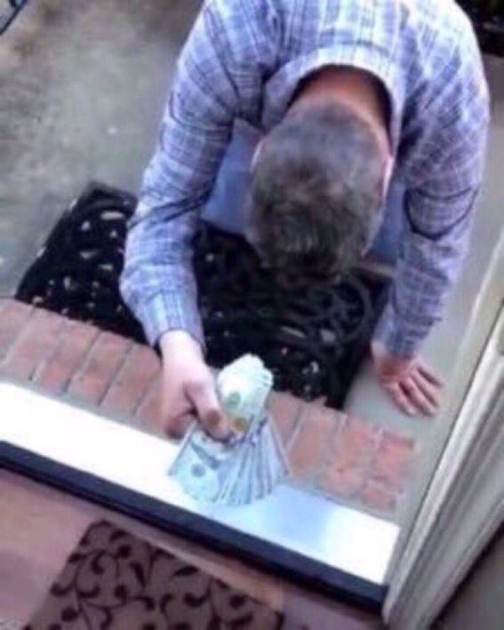 claireyael's tweet image. Carrie at Big’s doorstep after he beats her up and shoots her 40 times