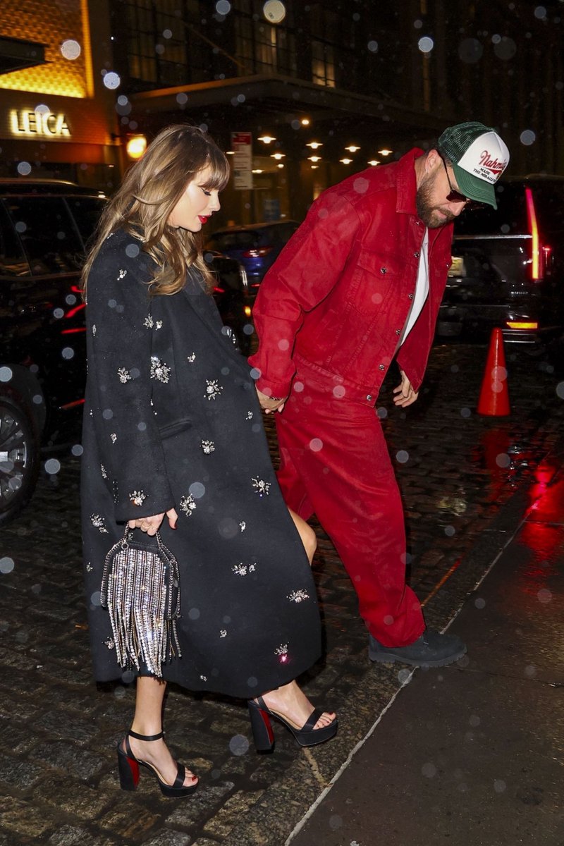 thegretwar's tweet photo. Taylor Swift and Travis Kelce - Out in New York City December 28 https://t.co/mfaMjbjlBg