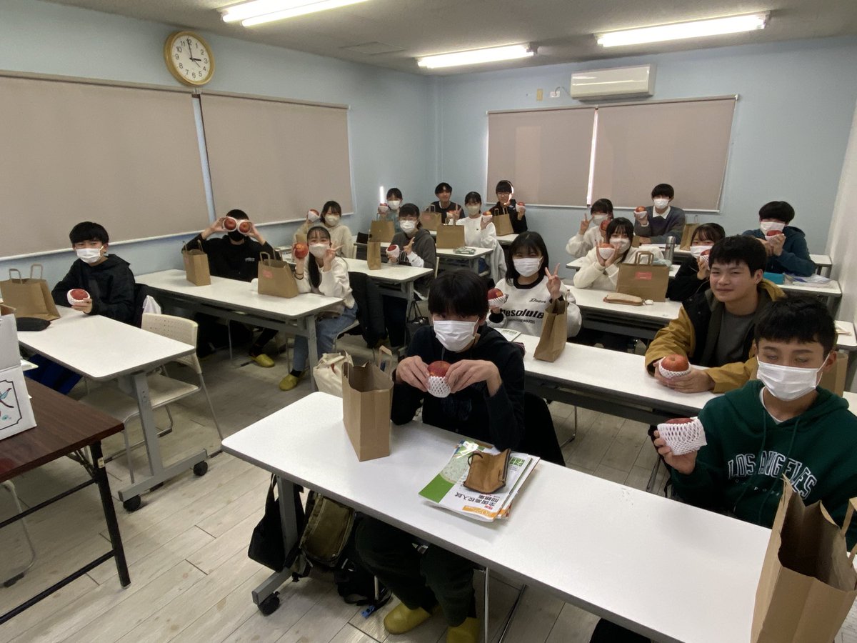 shizenkan2022's tweet photo. 本日、冬期講習前期最終日❗️
今年も受験生に贈りました😉
当館オリジナル「お守りんご🍎」❗️
どんな風雪にも耐え抜いた屈強なりんごたち✨
この「難校不落りんご」を食べて合格を勝ち取って下さい🙏良いお年を🤗
#合格りんご #冬季講習 #狭山市学習塾 #自然館学習塾 #お守り #難高不落りんご #りんご https://t.co/eO2AZzqcQZ
