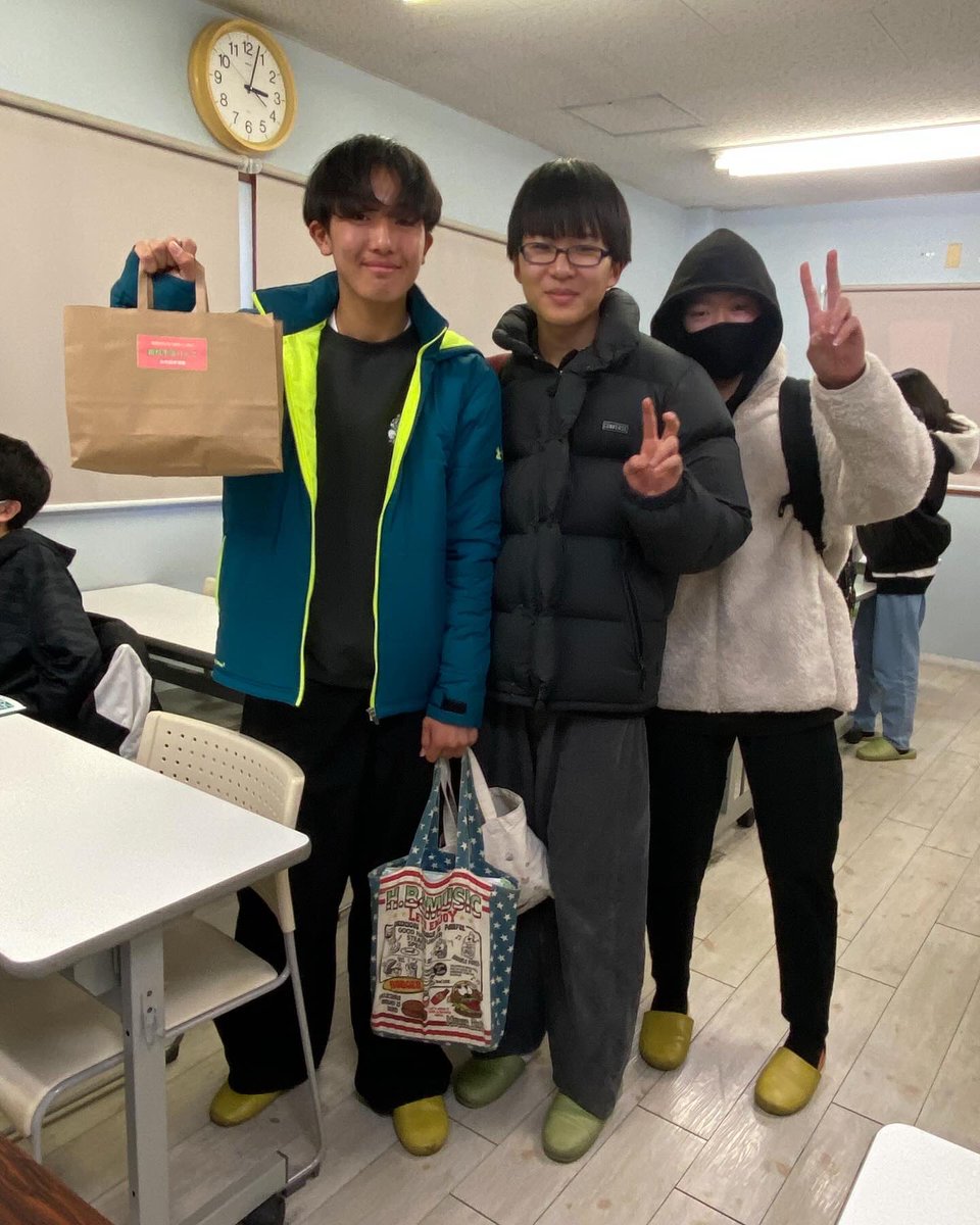 shizenkan2022's tweet photo. 本日、冬期講習前期最終日❗️
今年も受験生に贈りました😉
当館オリジナル「お守りんご🍎」❗️
どんな風雪にも耐え抜いた屈強なりんごたち✨
この「難校不落りんご」を食べて合格を勝ち取って下さい🙏良いお年を🤗
#合格りんご #冬季講習 #狭山市学習塾 #自然館学習塾 #お守り #難高不落りんご #りんご https://t.co/eO2AZzqcQZ